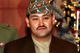 2001年，尼泊尔王储杀父弑母，灭自己满门后自尽，叔叔捡漏当国王图片