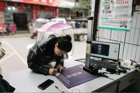 了不起的“她” | 眉山警花“何大妈”，颜值与爱心同时在线……图片