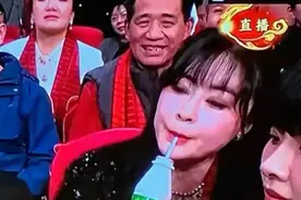 网友唏嘘！春晚那位喝AD钙奶小姐姐的真实身份竟是……图片
