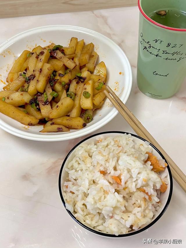 上海小伙负债15万后，晒出一人餐饭菜，网友：寒酸又真实