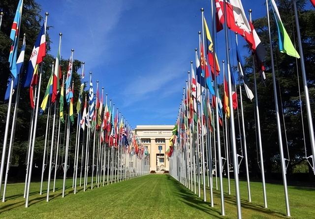 历史开了个玩笑，第一个倒下的不是乌克兰	，而是百年中立的瑞士？