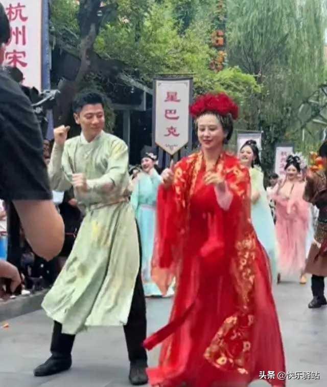 57岁翁虹景区跳舞“谋生”，穿紧身裙暴露真实身材，看着有150斤