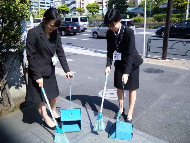 美国人评论亚洲街道：日本干净，印度脏乱，而中国只用4个字形容
