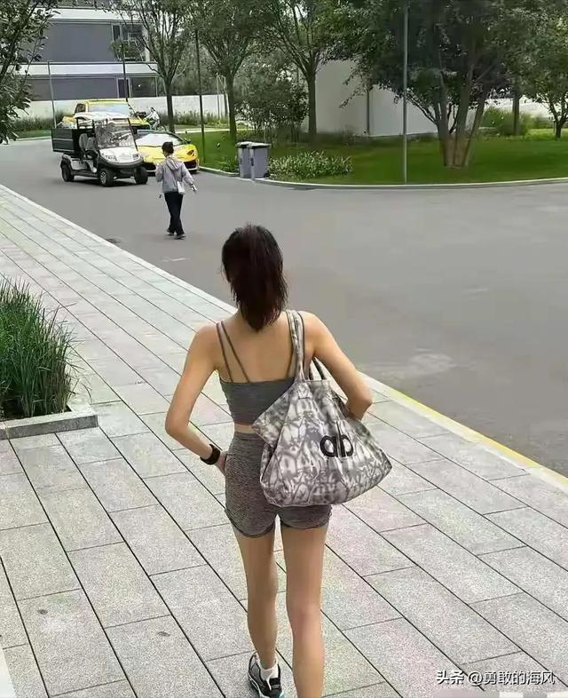 李艾都快五十岁了，不能好好穿衣服吗？小肚子都鼓的高高的