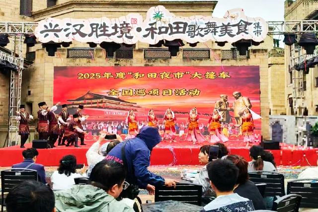 兴汉胜境，歌舞美食集市人气爆棚