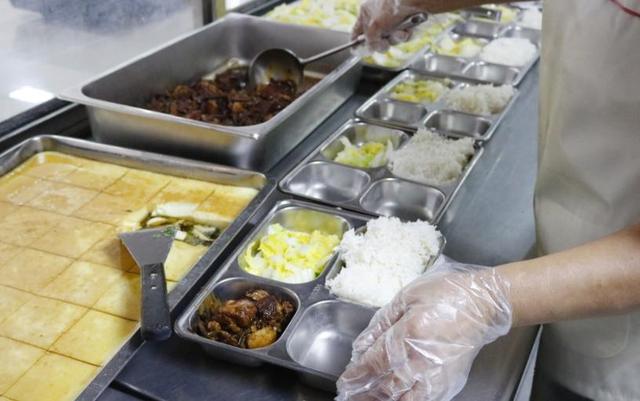 北京下了死命令	，2027年底前，所有中小学必须告别“校外配餐”