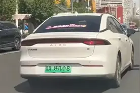 “好几个8”！太原一汽车疑悬挂自制车牌上路，交警部门介入调查图片