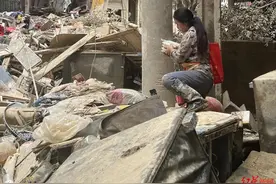 两度被洪水淹没的榕江：男装店抢出来的短袖4个人整整洗了一天，原价200元只卖30块图片