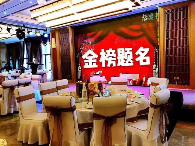 想钱想疯了？河南一女生考上大专举办升学宴，评论区现恶心一幕！