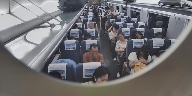 姑娘坐高铁行李箱被人拿走，里面有价值10万元的黄金珠宝！民警通过贴纸上的“LT4302”，找到拿错箱子的小伙