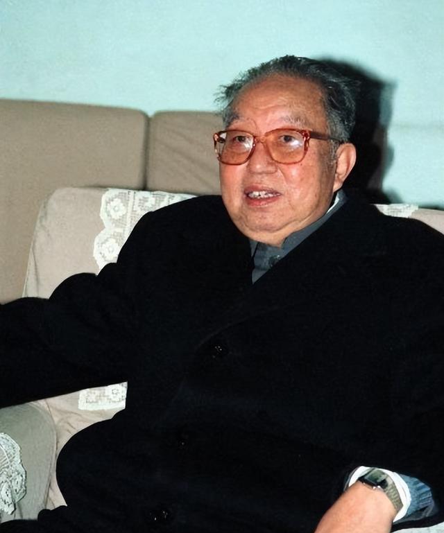 他是毛主席钦点的接班人，去世三年后被移出八宝山，夫人说出隐情