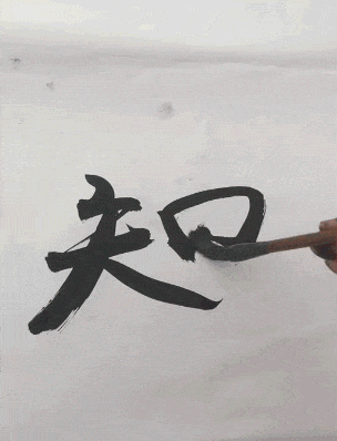 医生的发型有多重要，哈哈哈哈换个发型立马变成了很有经验的样子