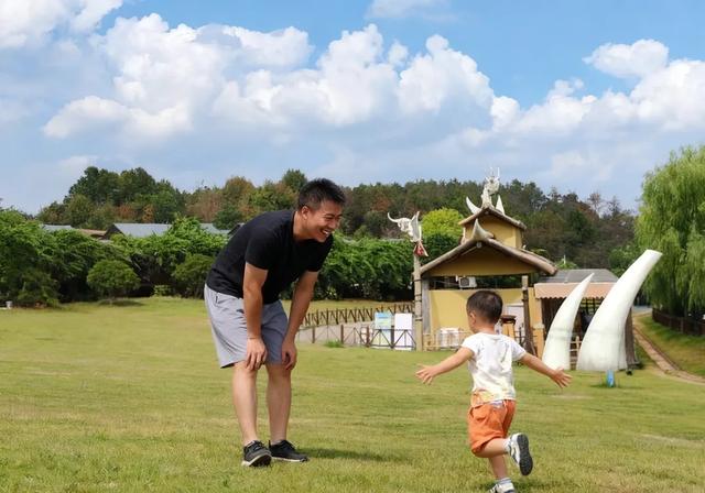 何必远方?国内唯一草原主题景区,家门口的“风吹草低见牛羊”