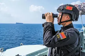 中国海军赴亚丁湾、索马里海域护航综述：深蓝航道，舰行万里不迷航图片