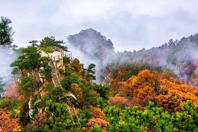 大山里的仙境，漫山红叶，斑斓如画，藏着中国最“英雄”的秋天！
