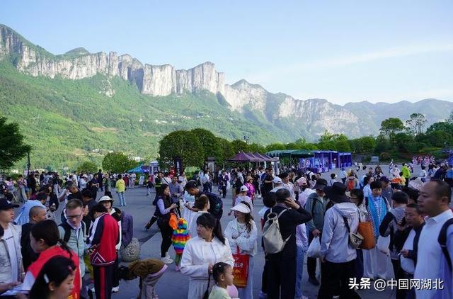 媒体解读恩施大峡谷叫停“付费插队”背后：游客的“不公平感”到底来自哪里？