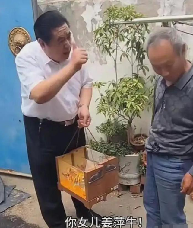 姜萍现状如何？一家不知去向，新学期未返校，疑似某服装厂打工