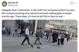 深圳人形机器人街边溜达爆火海外！超自然步态大步流星十几米图片