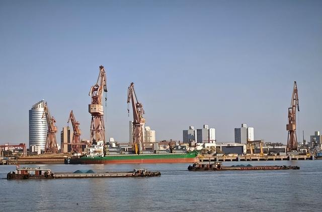 刚扣押中国船只，美方发现中国货轮填满导弹	，出其不意发动奇袭？