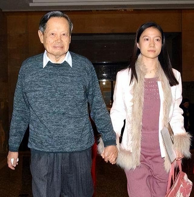 杨振宁猝然离世，临终状态曝光，翁帆25字表心情，难怪相爱20年
