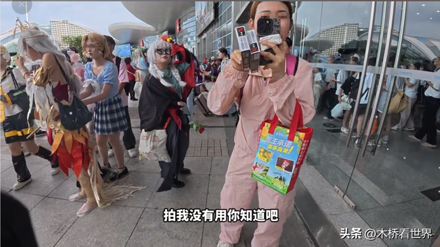 砍死你！男子拆穿女孩“诈骗”，被脚踹夺手机，10余同伙围堵威胁