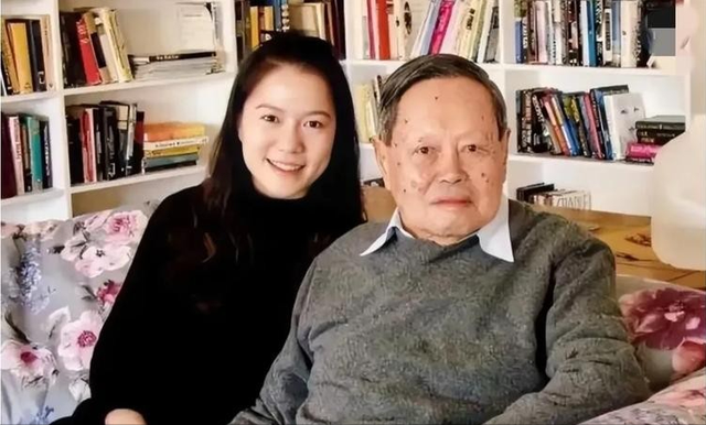 杨振宁离世仅半月，翁帆近况曝光，入职清华没编制，明年剑桥留学