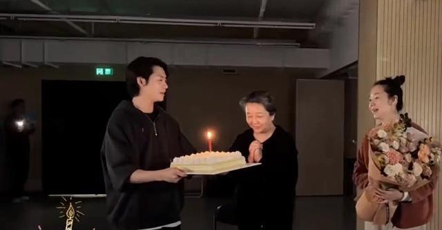 58岁江珊在剧组庆生，穿黑衣满头白发体重超140斤，皱纹不掩美貌