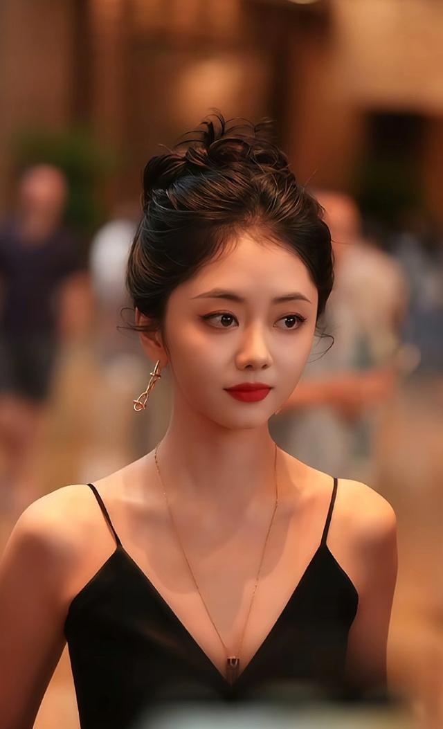 谭松韵身形薄如纸片，她脸上苹果肌满满，娃娃脸就是“青春永驻”