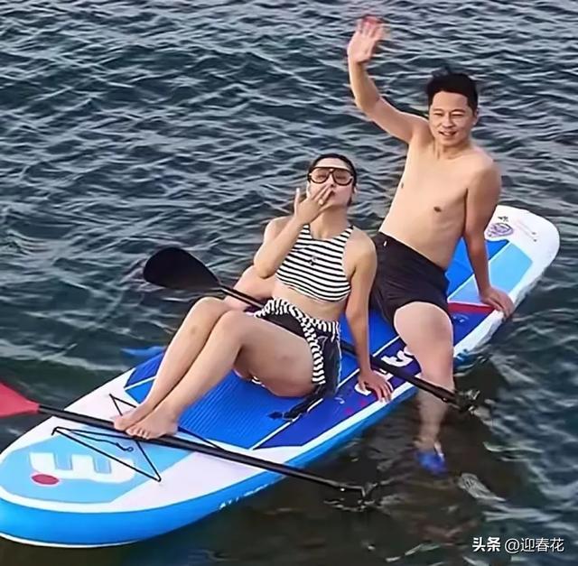 王雷夫妇回大连过七夕！39岁李小萌比老公腿粗，海上划浆板太浪漫
