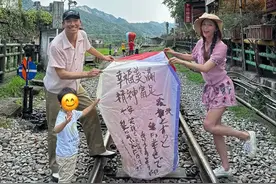 黑泽良平为林志玲庆祝50岁生日 晒一家三口放祈福天灯合照图片