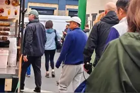 60岁马云在伦敦逛菜市场，无保镖陪同悠闲自在，路人求合影被婉拒图片