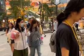 霍启刚现身广州番禺！一家五口回乡祭祖，郭晶晶背名牌包包引争议图片