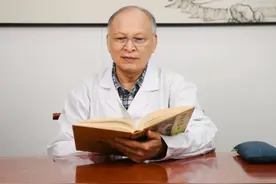 用煮熟的鸡蛋敷这里，温补元阳，补肾健脾、祛病延年~图片