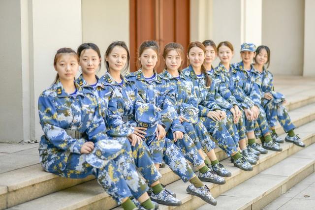 女民兵为何戴红色丝巾？背后的象征与意义