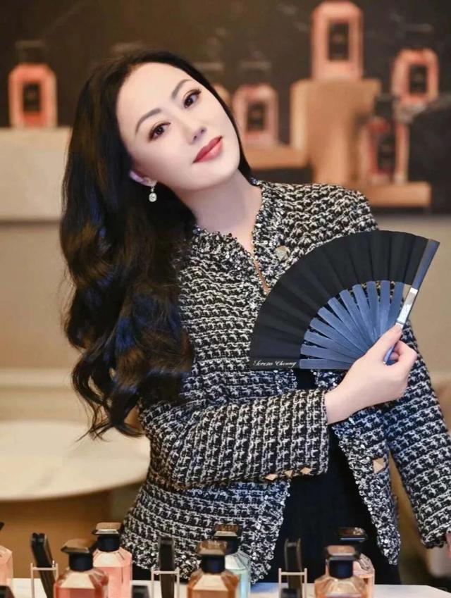 看了62岁的章小蕙，我悟了：衣不松、发要卷，珠圆玉润才贵气