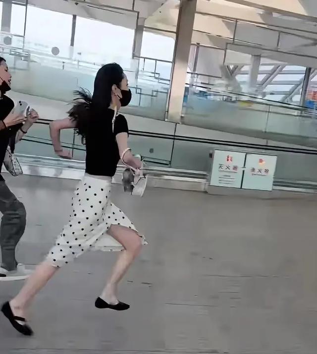 机场偶遇宋轶飞奔，莫不是要错过飞机了？第一次见美女跑这么快