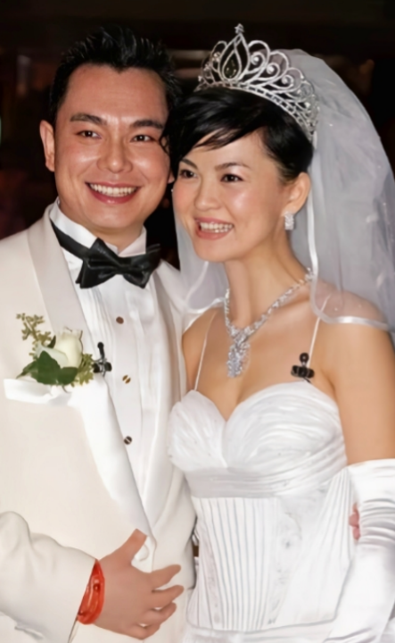 李湘风波再发酵！家境被扒底朝天	，父母身份曝光，原来何炅没说错