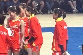 中国女排赢球，赛后合照朱婷引发争议，袁心玥的行为被球迷称赞图片