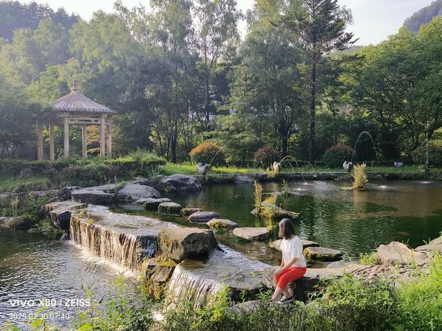 林壑听涛逢旧雨 溪声松语话流年