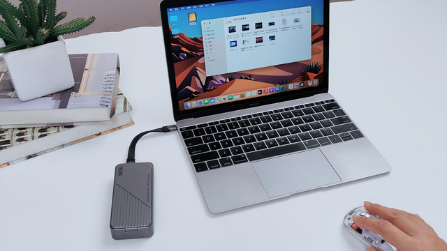MacBook 雷雳接口比普通 USB 强在哪？新手一看就懂