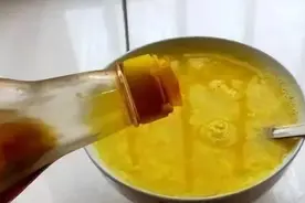 “开水冲鸡蛋”滴香油，坚持喝，身体会咋样？消化科主任说出答案图片