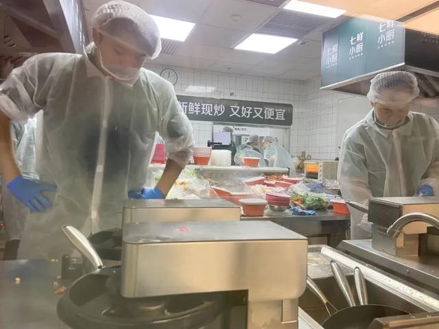 炒菜机器人，七鲜小厨掌控快餐业未来的利器