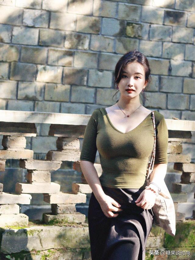 29岁小姐姐，身穿“橄榄绿T恤+黑色半身裙”，轻法式老钱风非常美