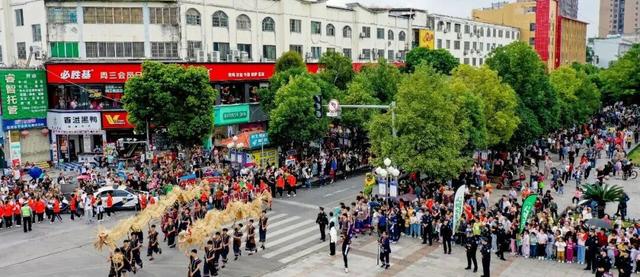 仫佬族最盛大的节日！广西罗城邀你这个周末来过依饭节咯~