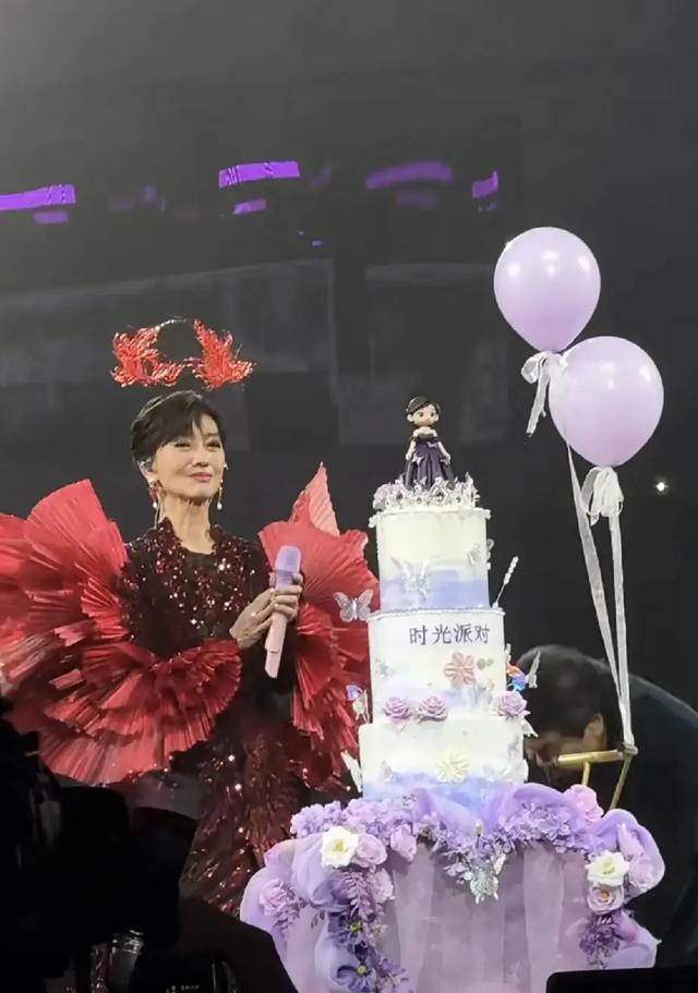 79岁黄锦燊太宠了，台下为赵雅芝整理裙摆，结婚30多年甜如初恋