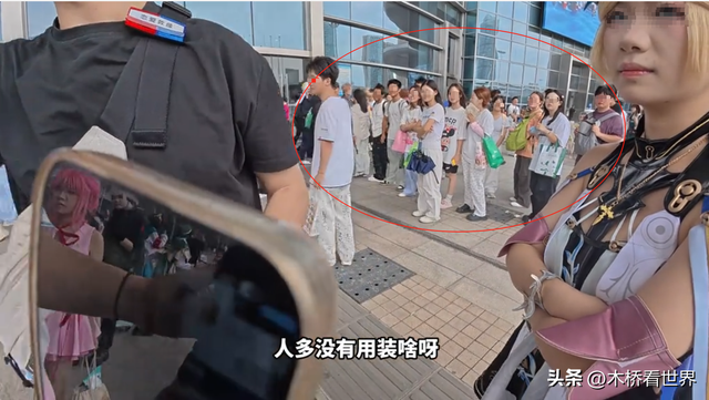 砍死你！男子拆穿女孩“诈骗”，被脚踹夺手机，10余同伙围堵威胁