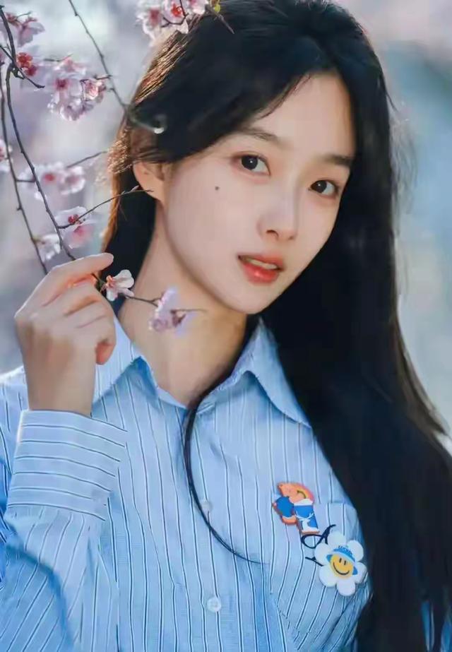四川大学校花廖雨苇好美，五官精致，倾国倾城，美得让人移不开眼