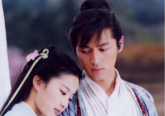 43岁胡歌涅槃归来，车祸伤疤成勋章，携经纪人妻女同框近况太解气 第2张