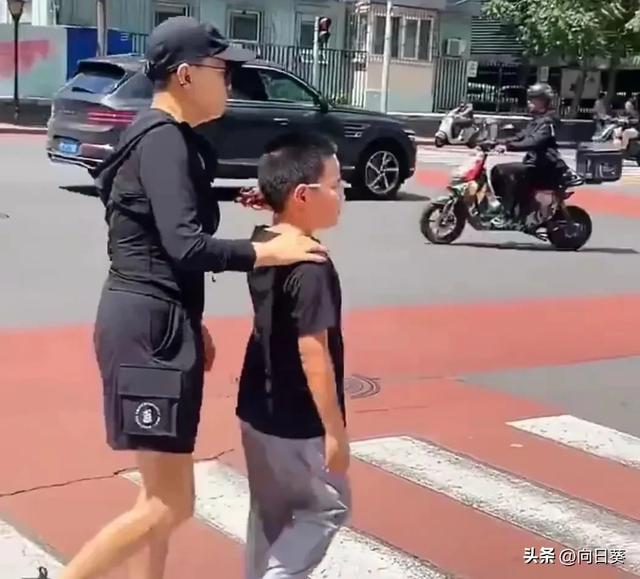 宋丹丹带孙子过马路，走路姿势像要去打刘星一样，特别飒！
