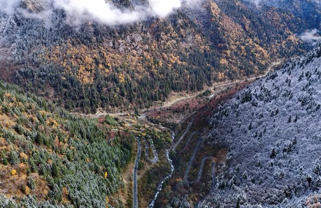 达古冰川 “季节盲盒” | 山顶雪堆成画，山下彩林留余韵